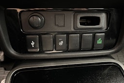 valkoinen Mitsubishi Outlander PHEV 2019 kuva 24.