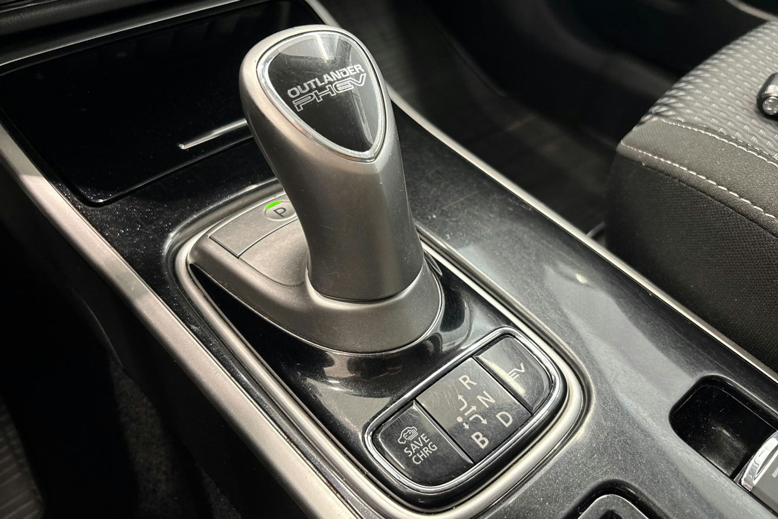 valkoinen Mitsubishi Outlander PHEV 2019 kuva 25.