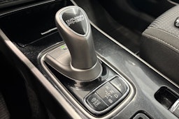 valkoinen Mitsubishi Outlander PHEV 2019 kuva 25.