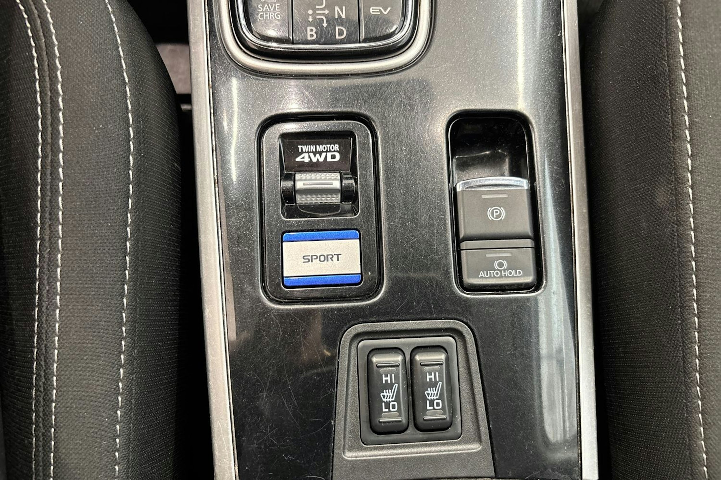 valkoinen Mitsubishi Outlander PHEV 2019 kuva 26.