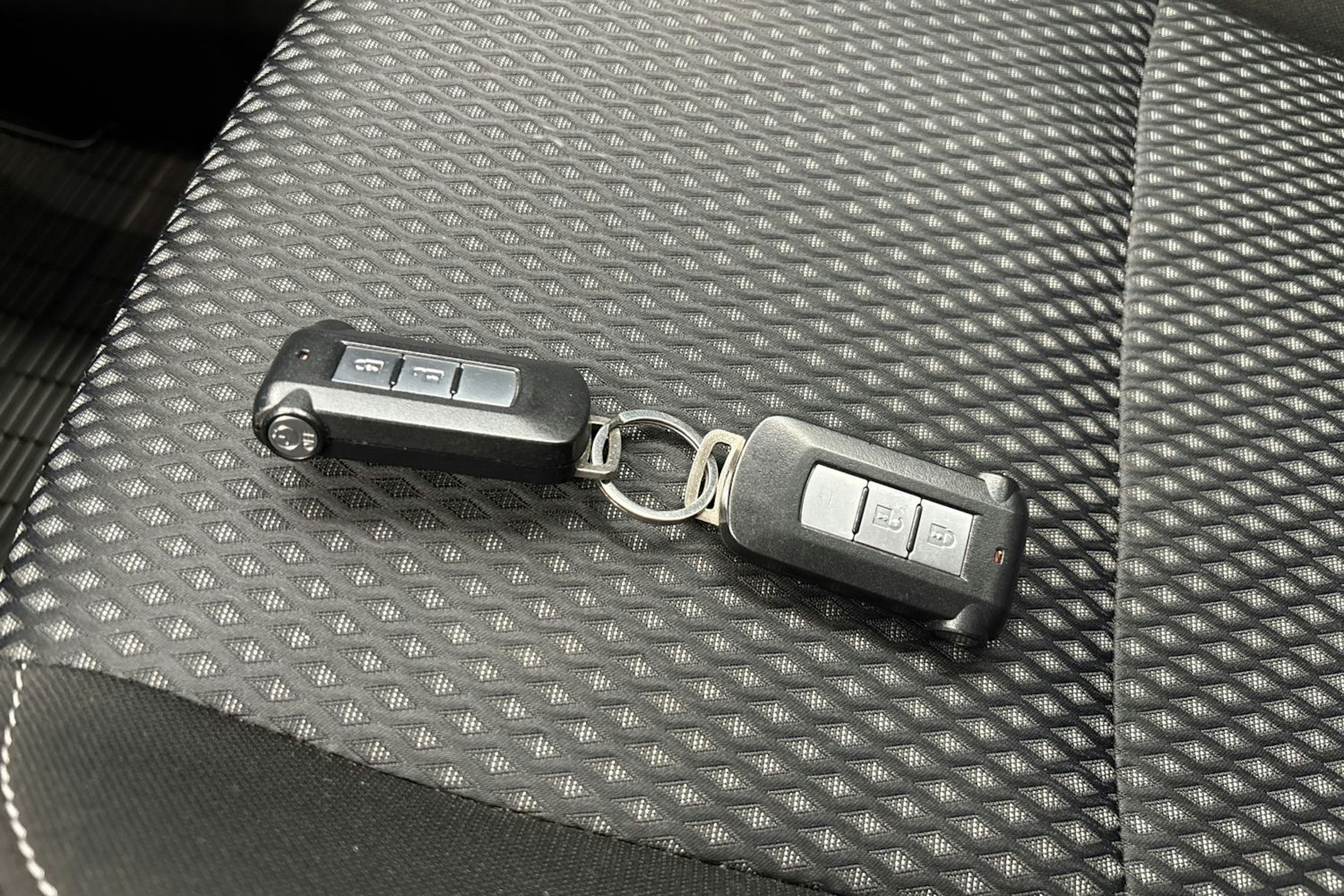 valkoinen Mitsubishi Outlander PHEV 2019 kuva 27.