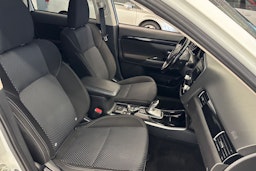 valkoinen Mitsubishi Outlander PHEV 2019 kuva 28.