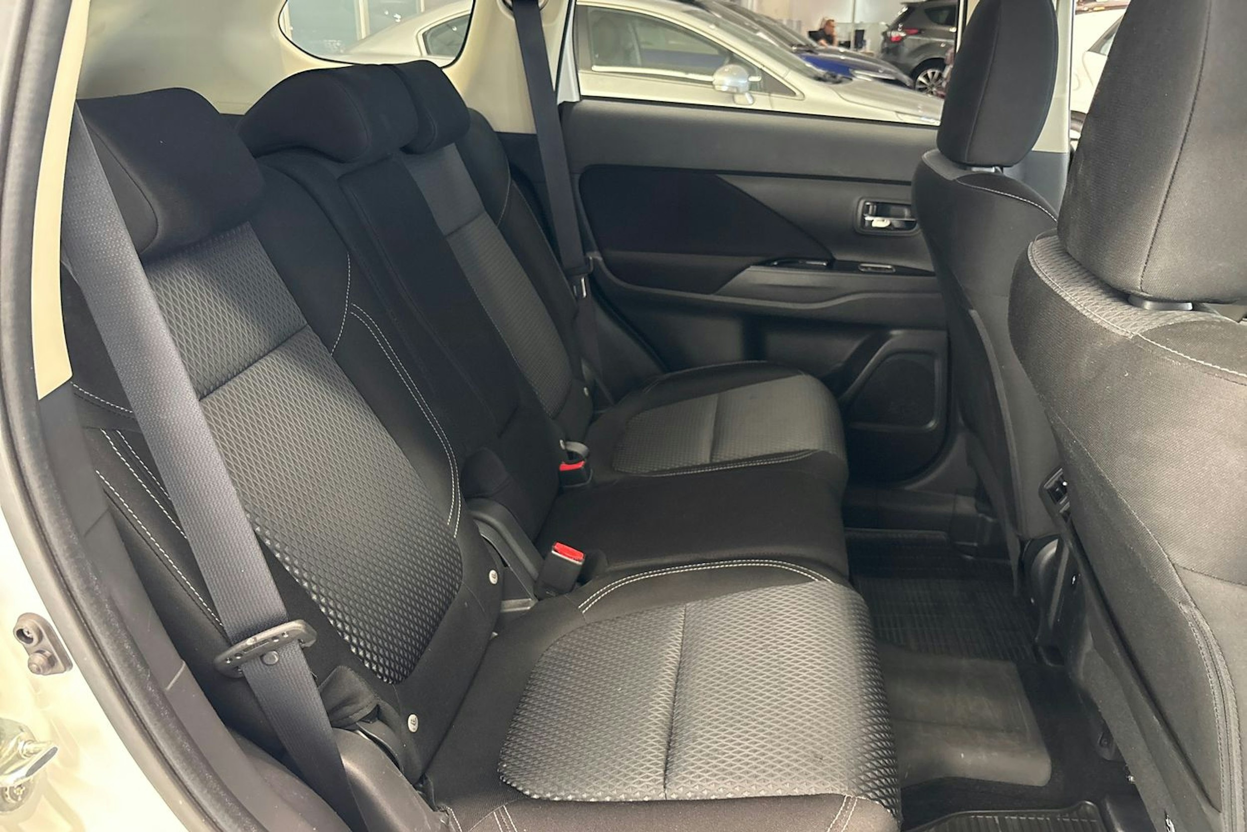 valkoinen Mitsubishi Outlander PHEV 2019 kuva 29.