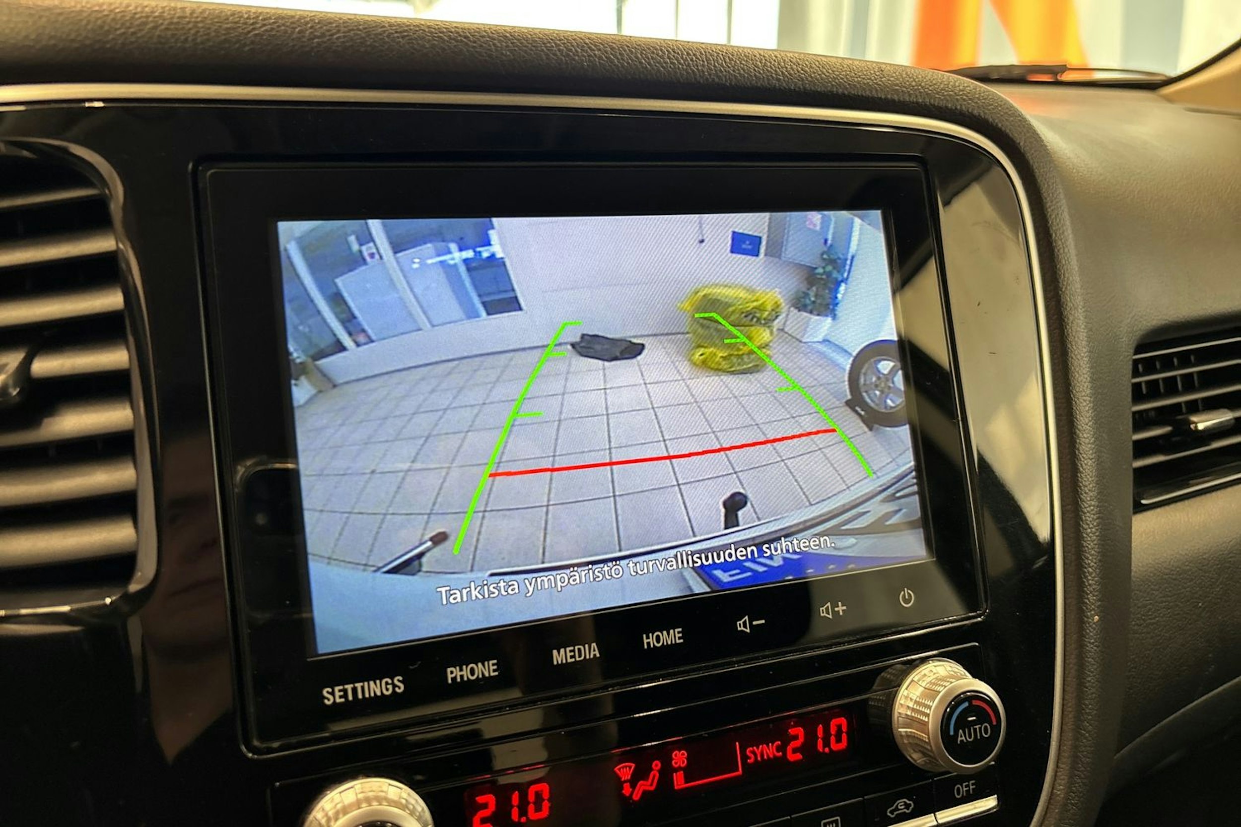 valkoinen Mitsubishi Outlander PHEV 2019 kuva 30.