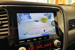 valkoinen Mitsubishi Outlander PHEV 2019 kuva 30.