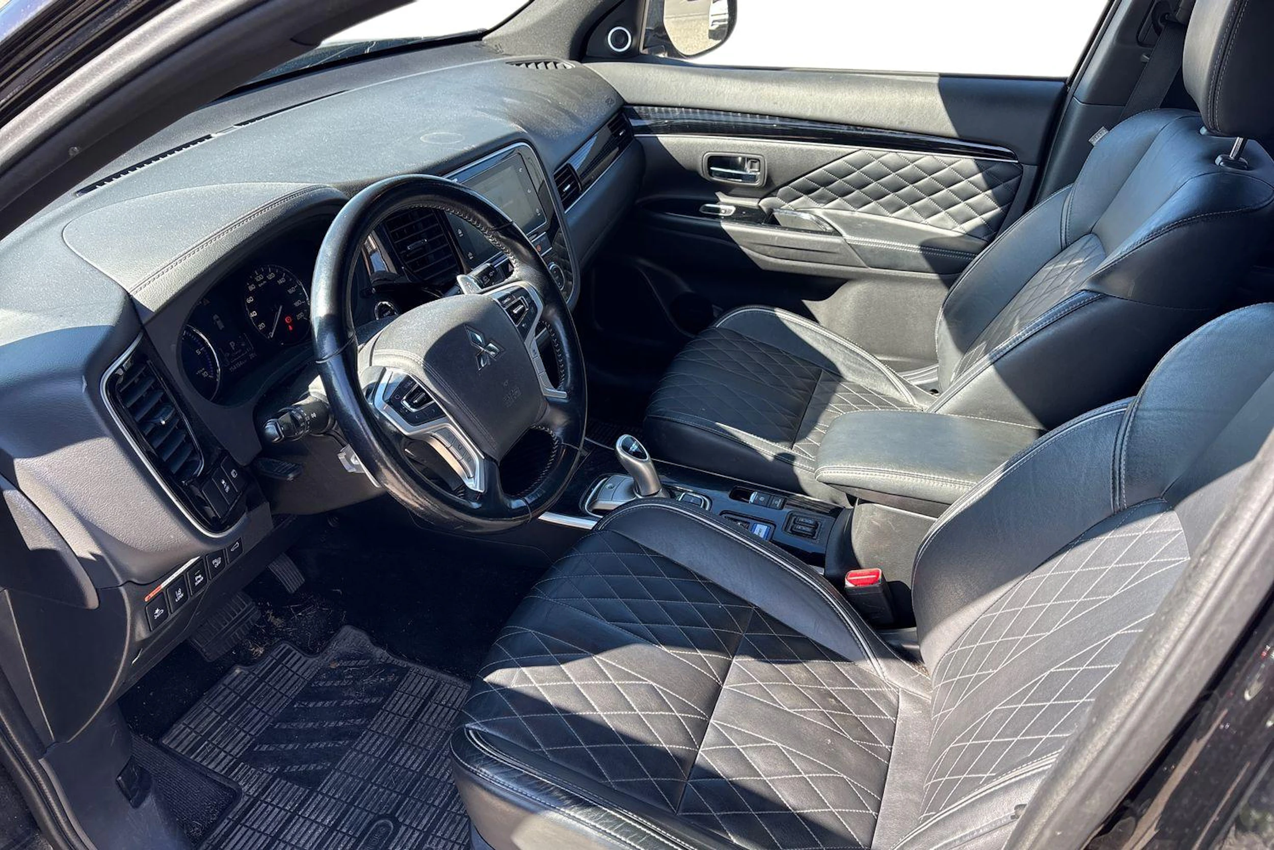 musta Mitsubishi Outlander PHEV 2019 kuva 3.
