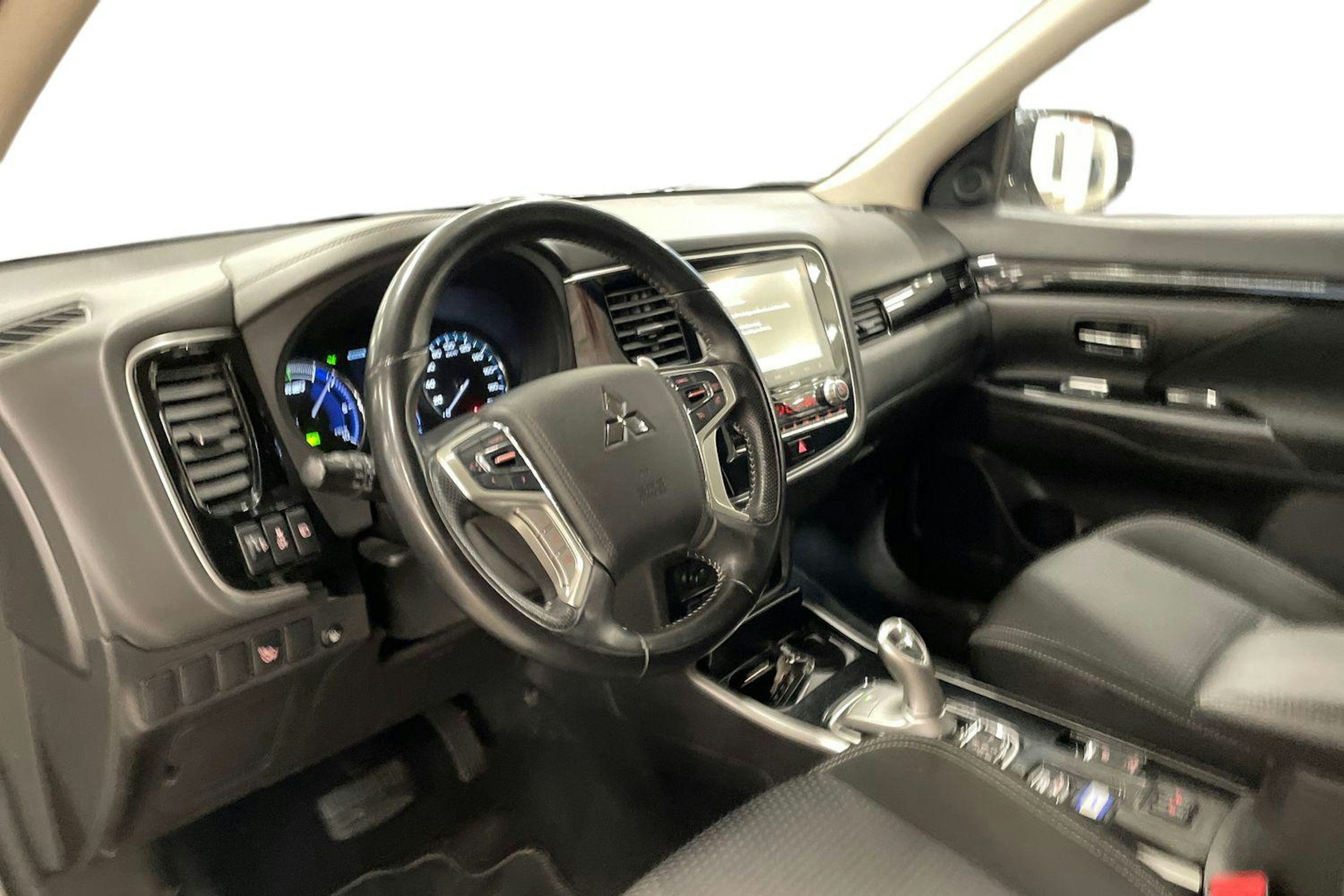 harmaa Mitsubishi Outlander PHEV 2020 kuva 7.