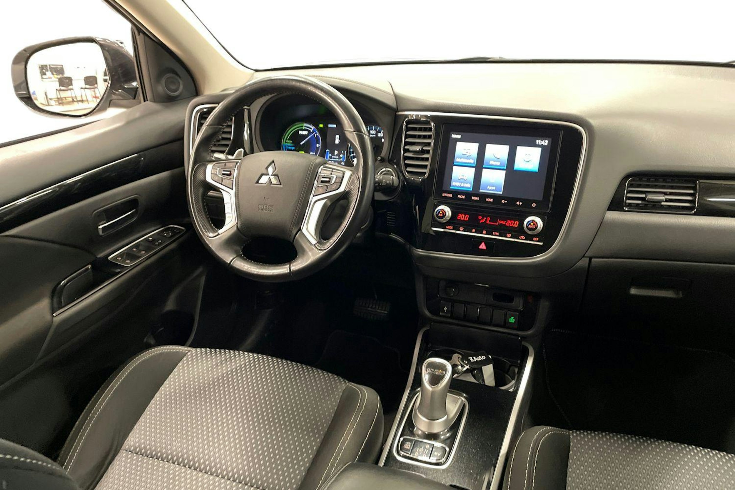 harmaa Mitsubishi Outlander PHEV 2020 kuva 9.