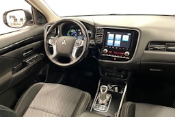 harmaa Mitsubishi Outlander PHEV 2020 kuva 9.