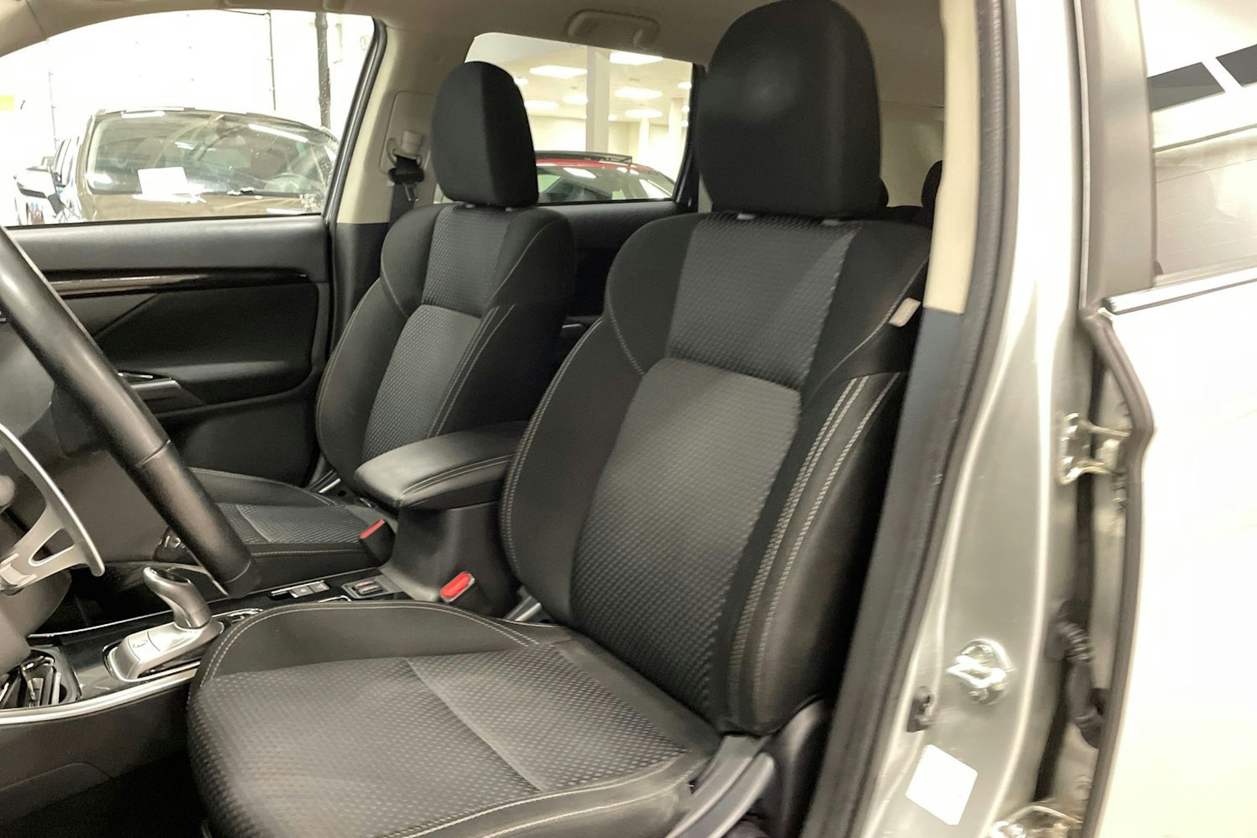 harmaa Mitsubishi Outlander PHEV 2020 kuva 14.