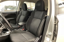 harmaa Mitsubishi Outlander PHEV 2020 kuva 14.