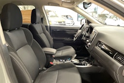 harmaa Mitsubishi Outlander PHEV 2020 kuva 15.