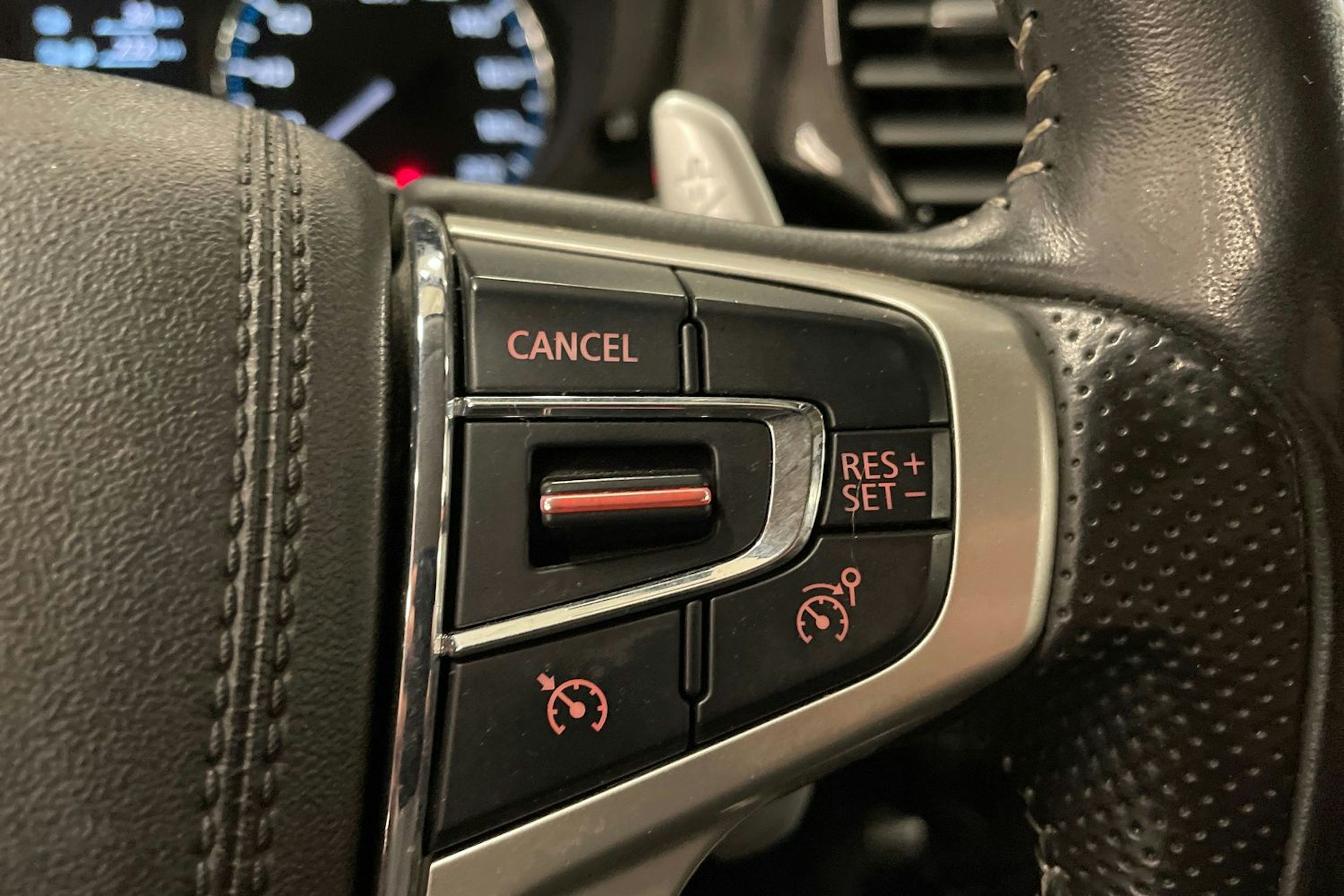 harmaa Mitsubishi Outlander PHEV 2020 kuva 17.