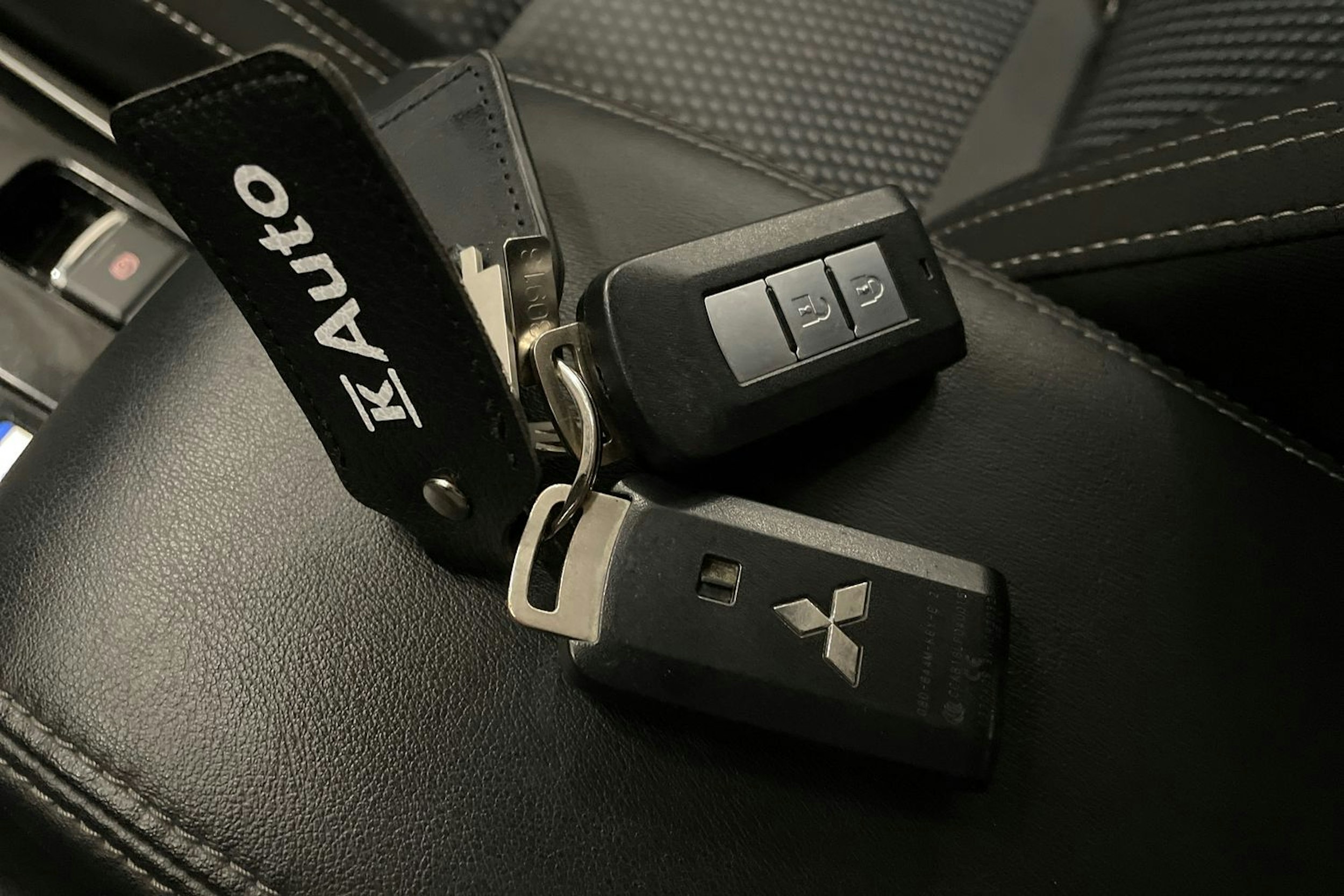 harmaa Mitsubishi Outlander PHEV 2020 kuva 29.