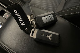 harmaa Mitsubishi Outlander PHEV 2020 kuva 29.