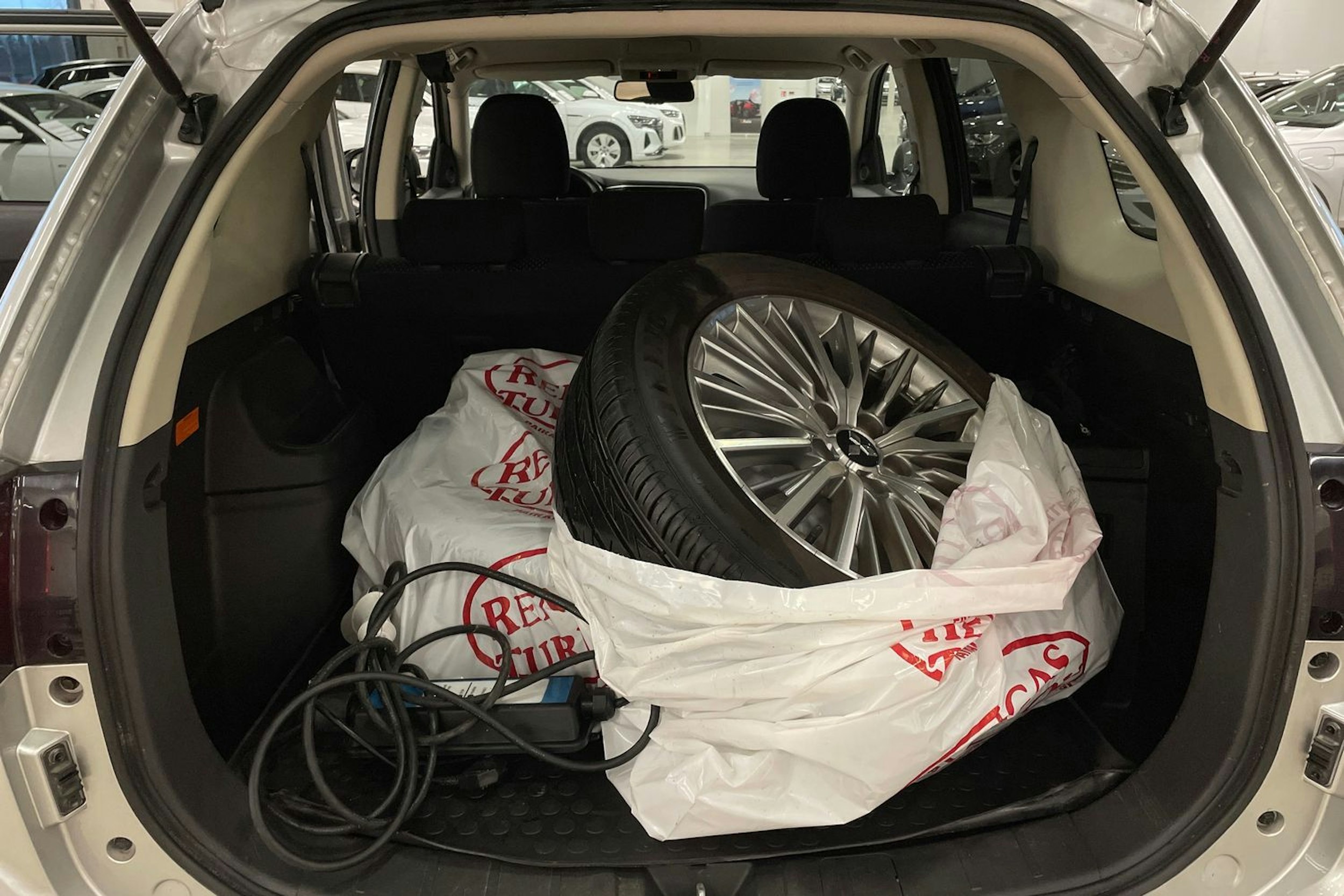 harmaa Mitsubishi Outlander PHEV 2020 kuva 31.