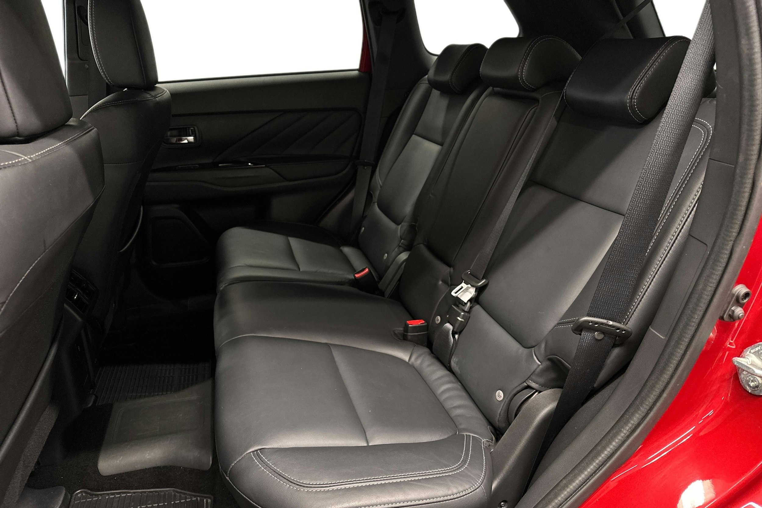 punainen Mitsubishi Outlander PHEV 2019 kuva 10.