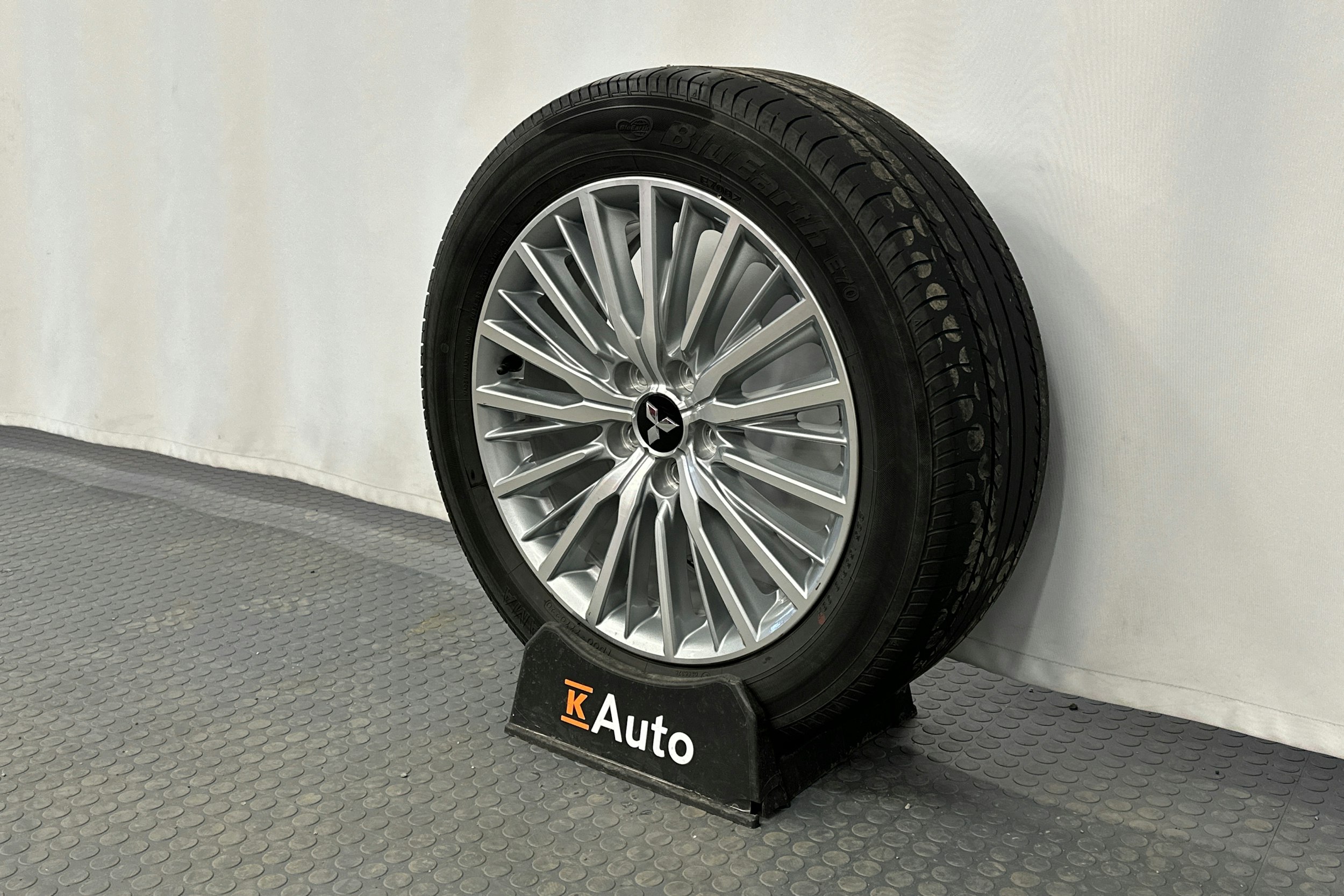 punainen Mitsubishi Outlander PHEV 2019 kuva 13.