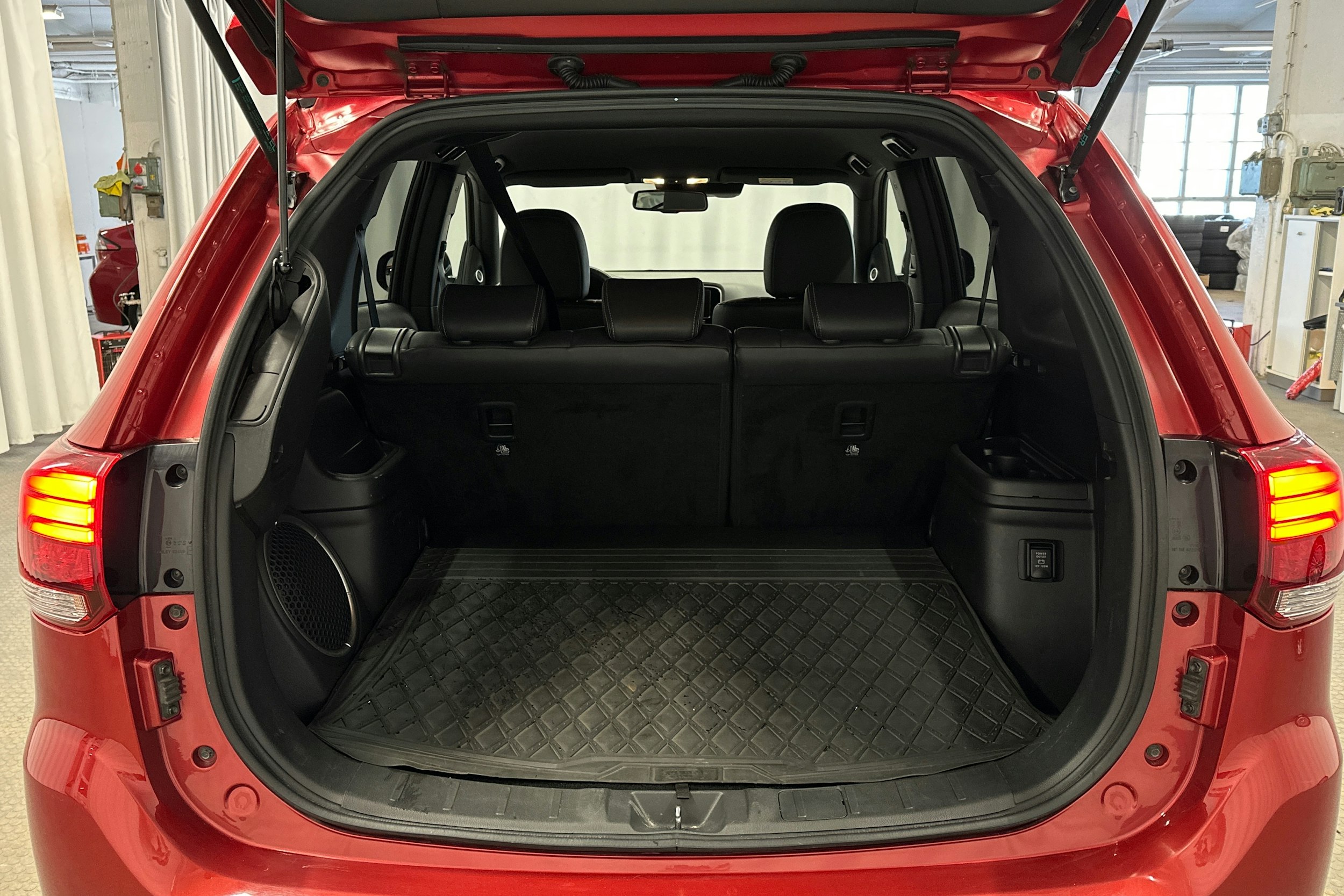 punainen Mitsubishi Outlander PHEV 2019 kuva 14.