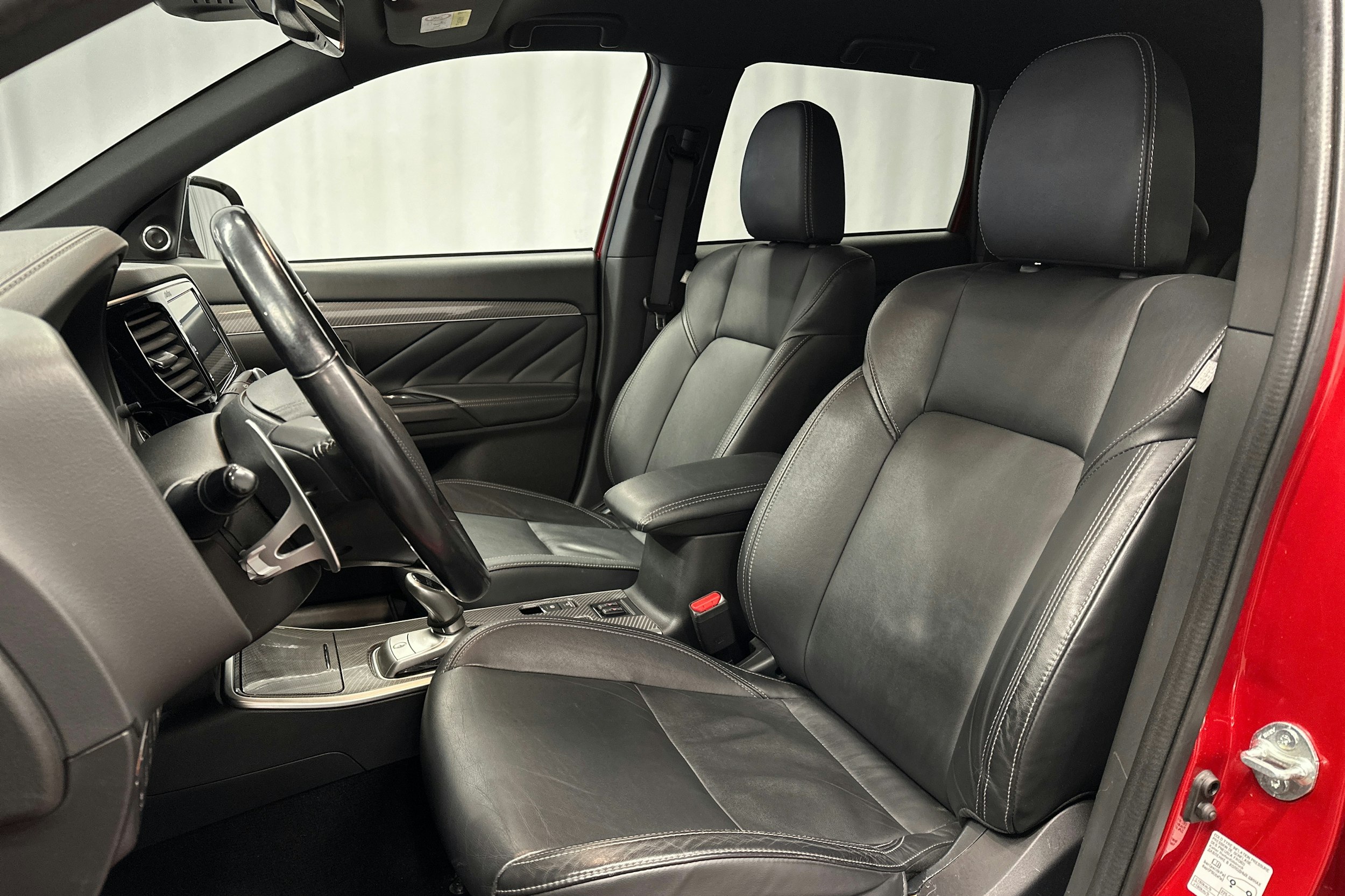 punainen Mitsubishi Outlander PHEV 2019 kuva 15.