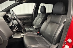 punainen Mitsubishi Outlander PHEV 2019 kuva 15.