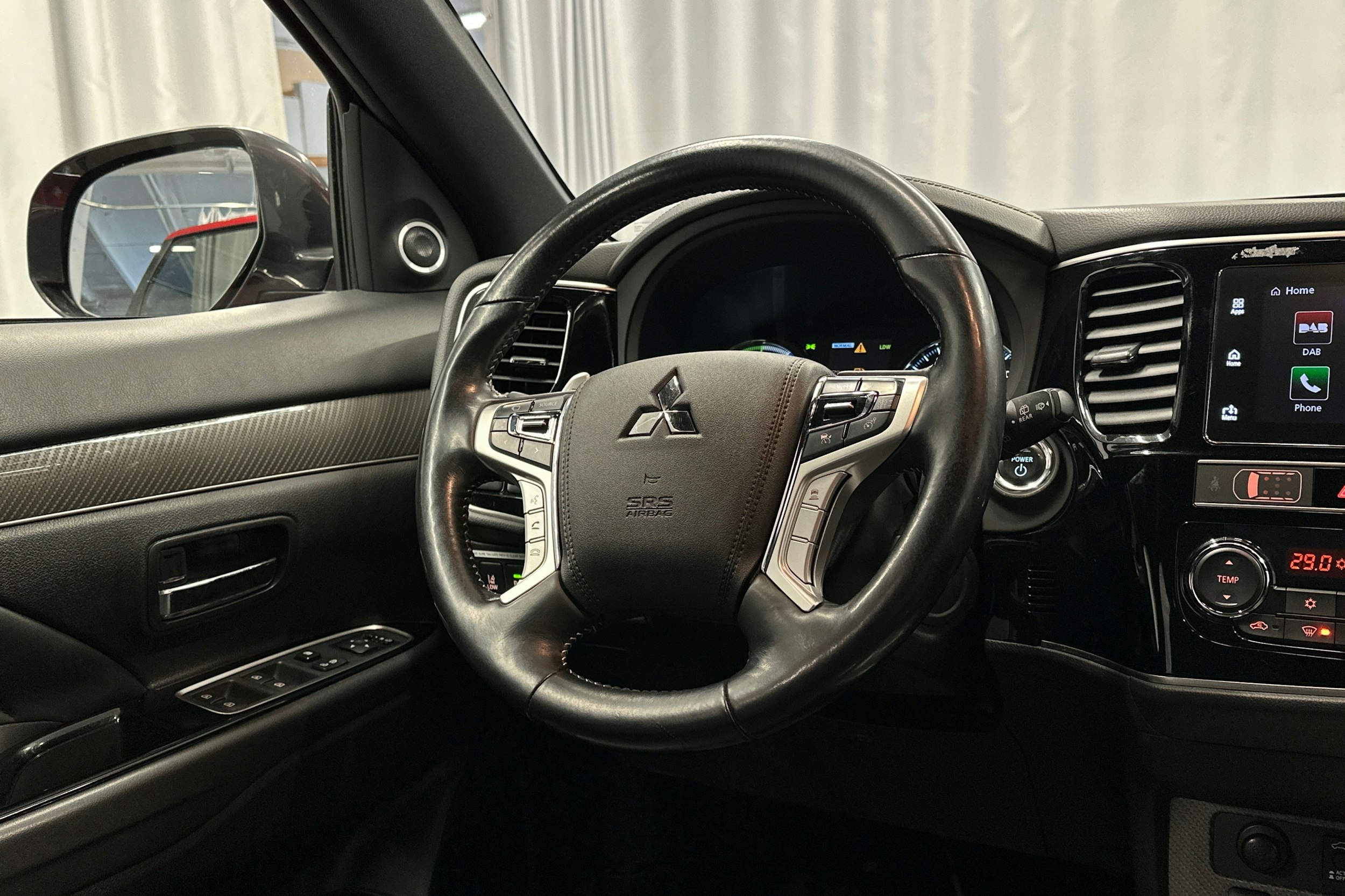 punainen Mitsubishi Outlander PHEV 2019 kuva 17.