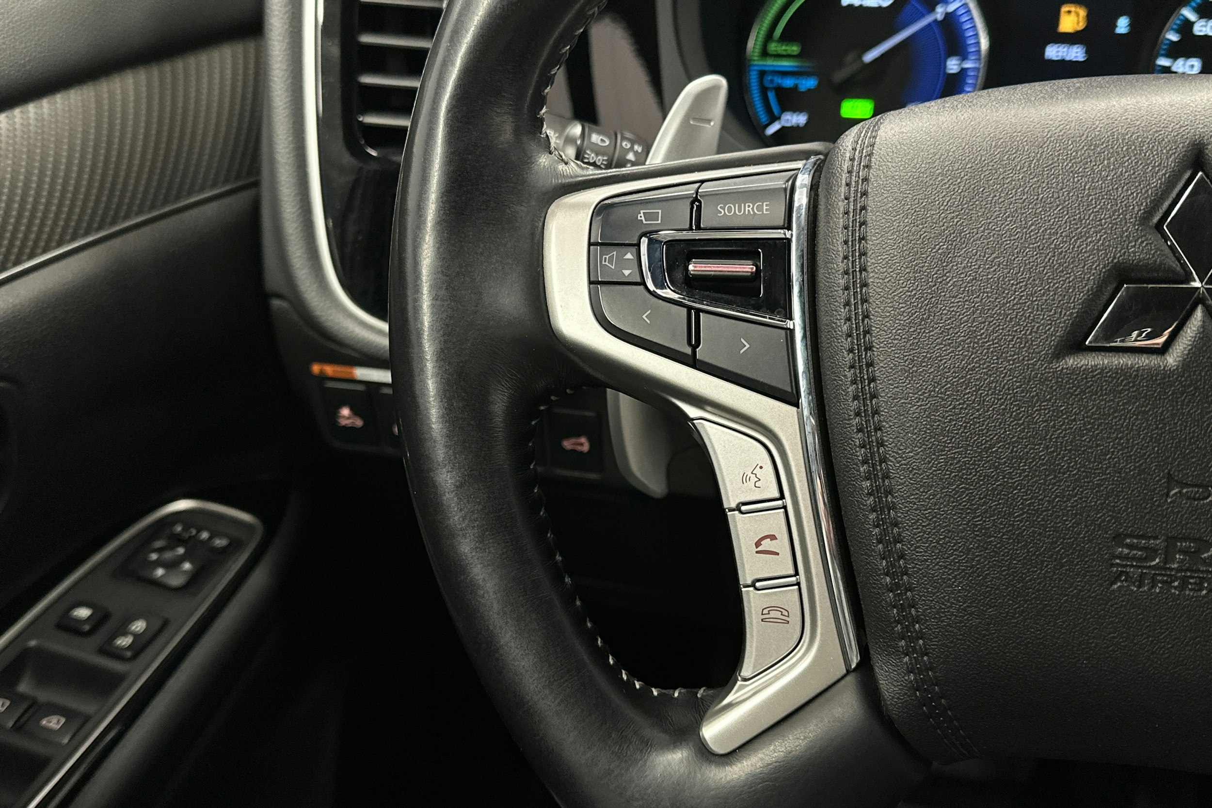 punainen Mitsubishi Outlander PHEV 2019 kuva 18.