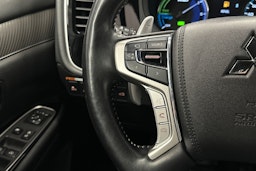 punainen Mitsubishi Outlander PHEV 2019 kuva 18.