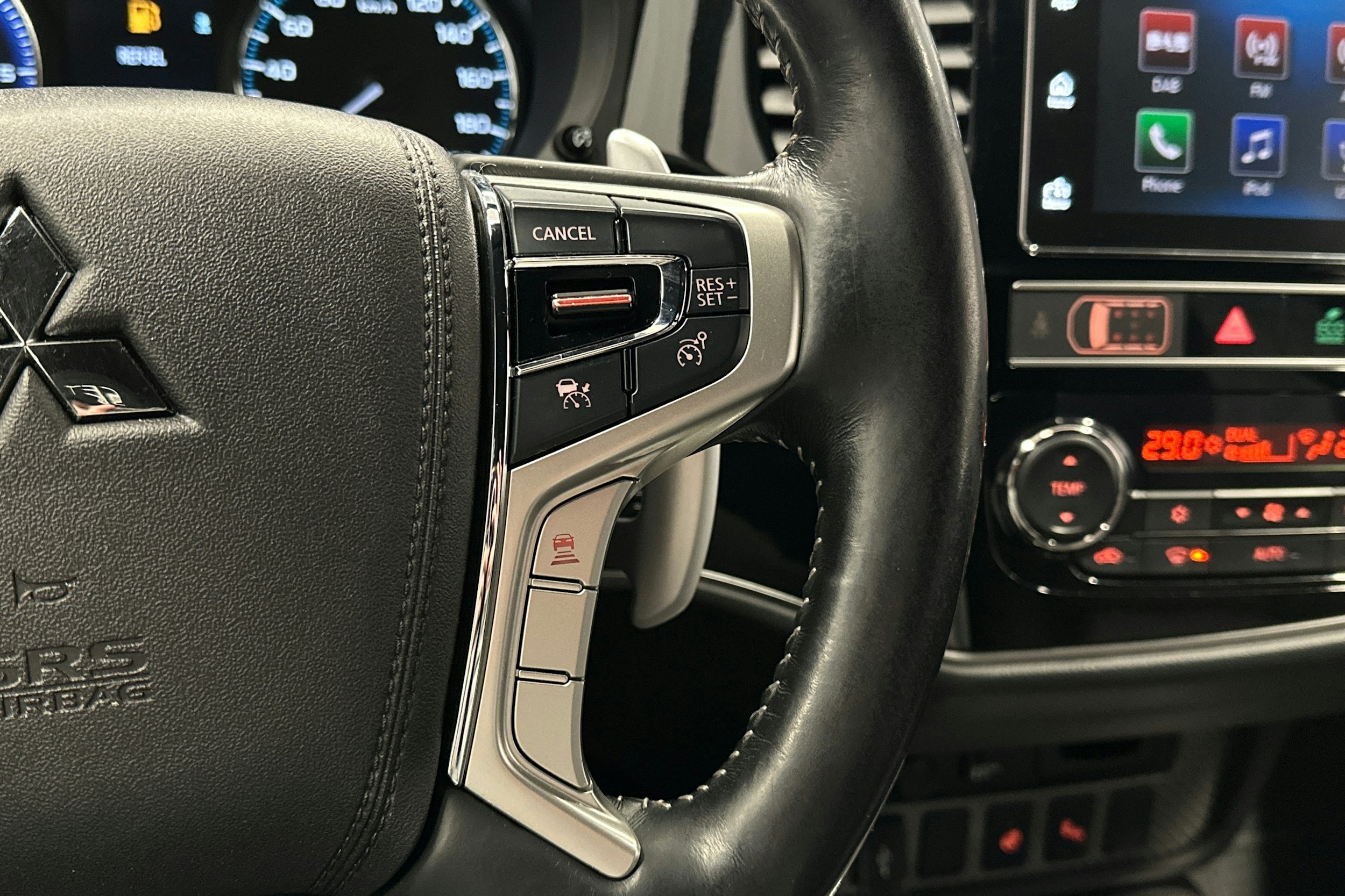 punainen Mitsubishi Outlander PHEV 2019 kuva 19.