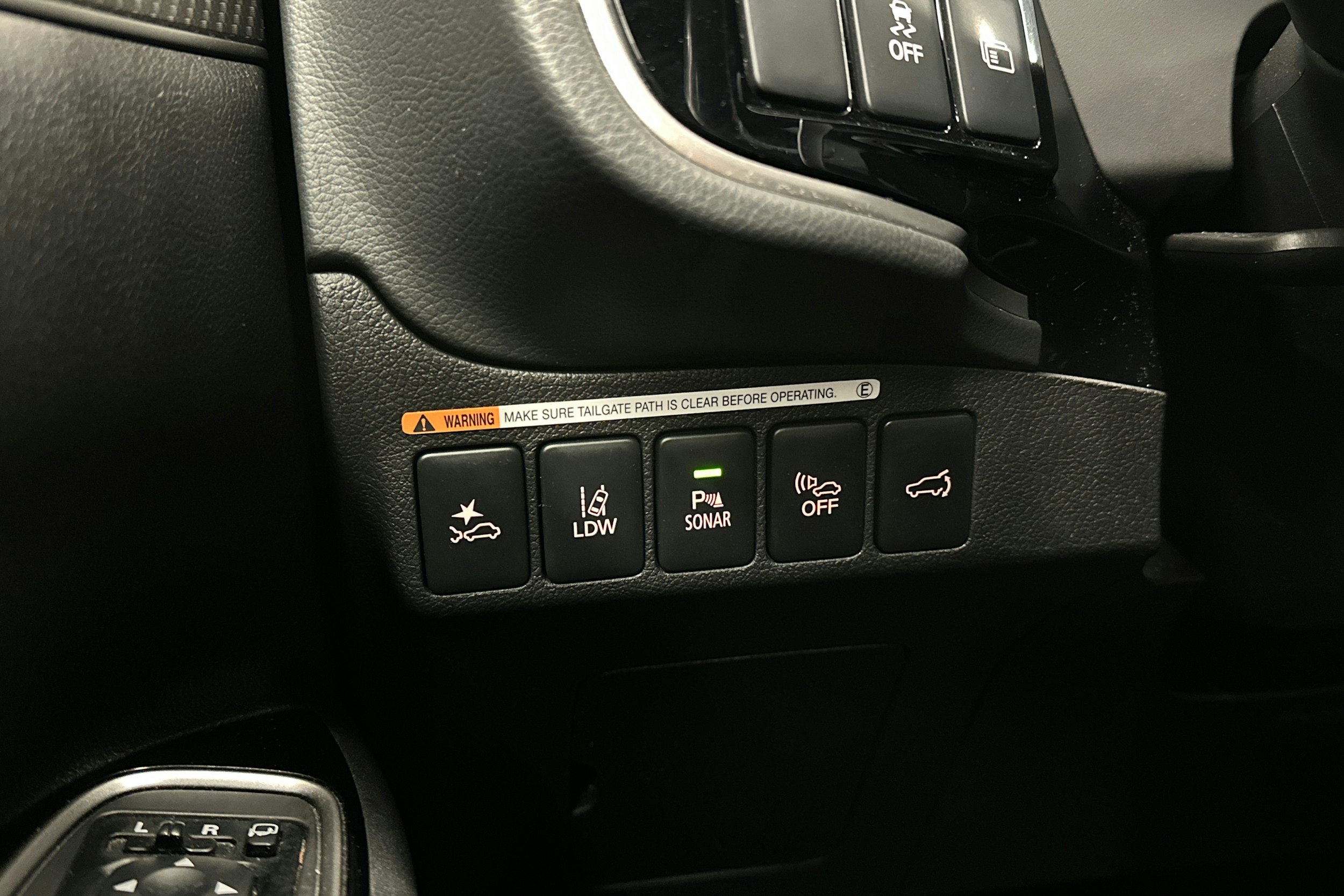 punainen Mitsubishi Outlander PHEV 2019 kuva 20.