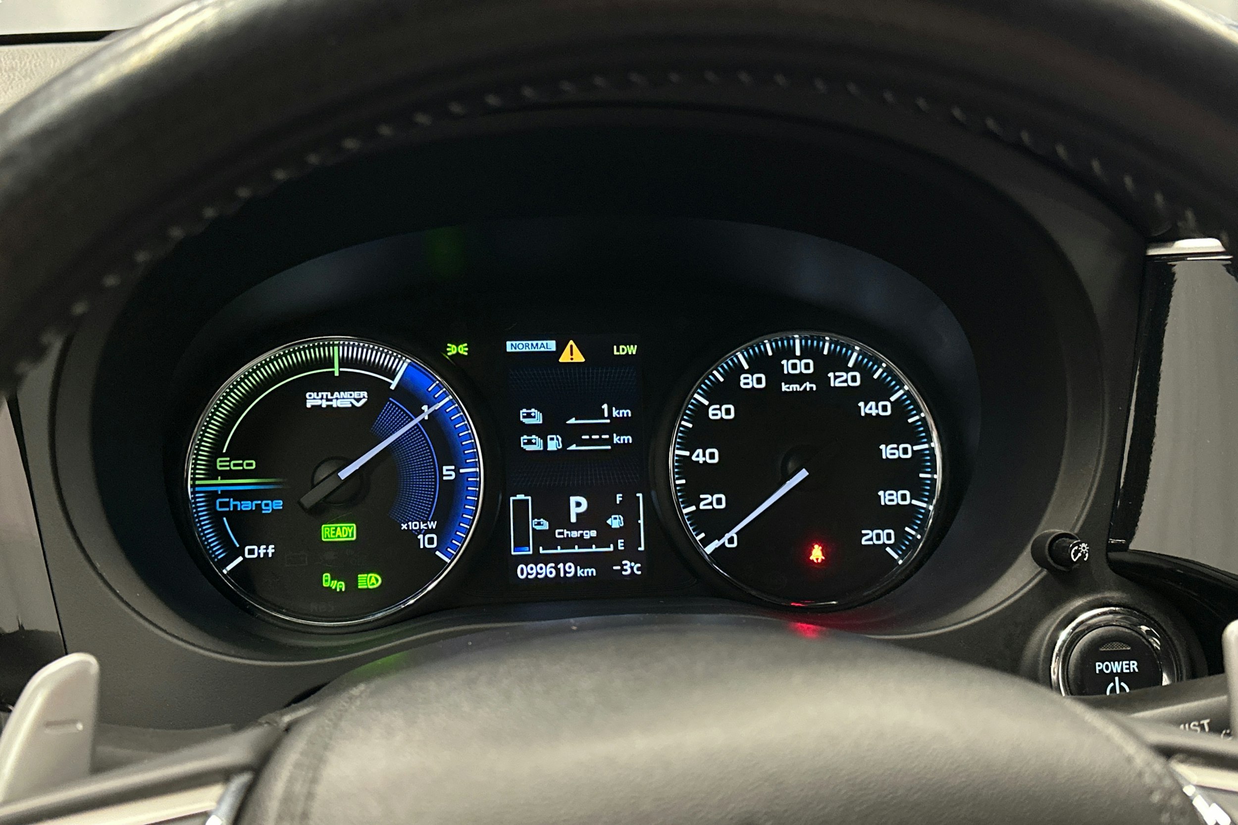 punainen Mitsubishi Outlander PHEV 2019 kuva 21.