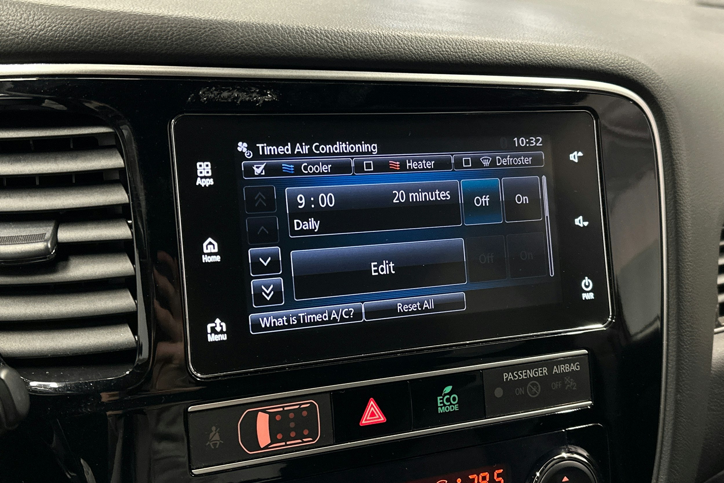 punainen Mitsubishi Outlander PHEV 2019 kuva 24.