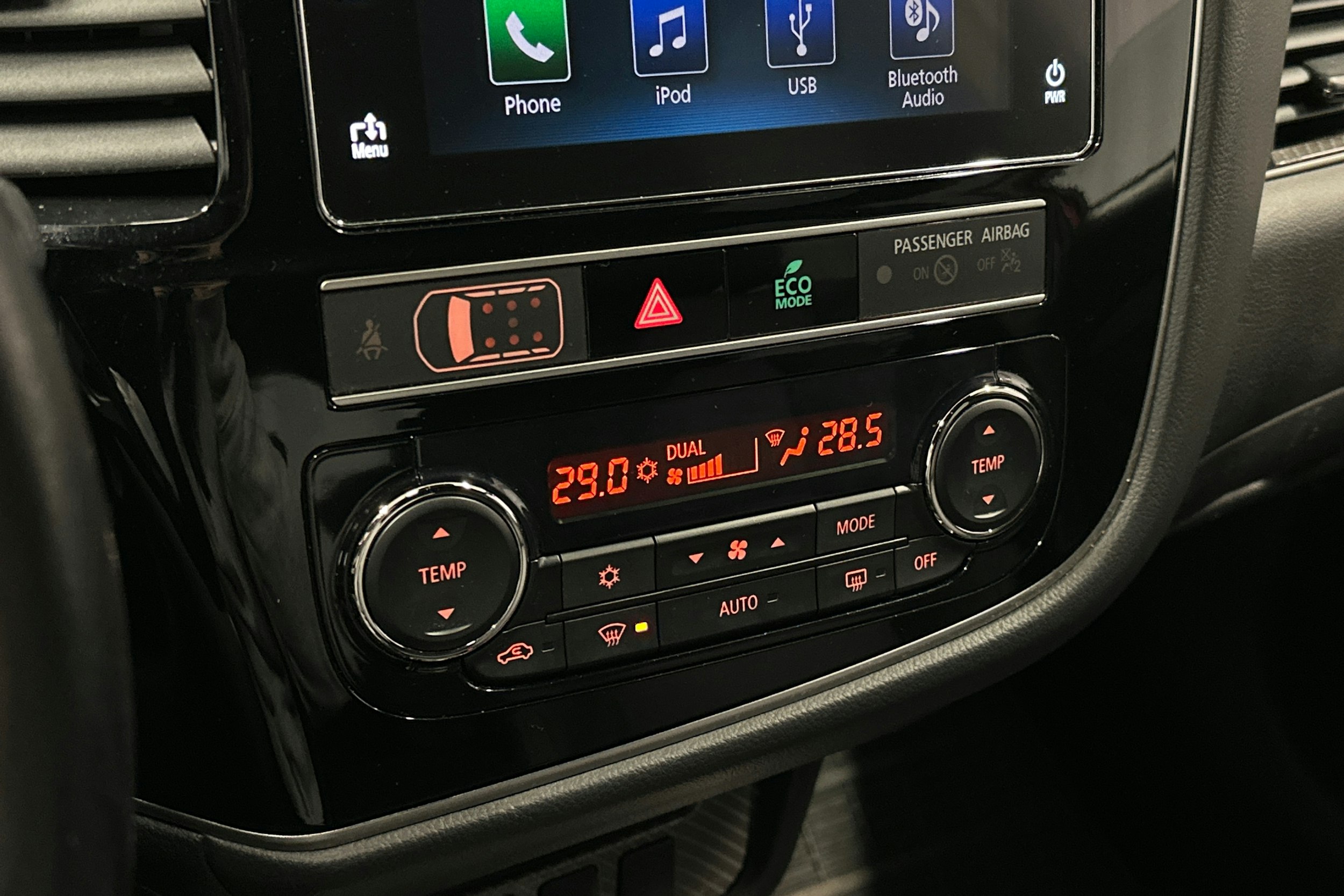 punainen Mitsubishi Outlander PHEV 2019 kuva 27.