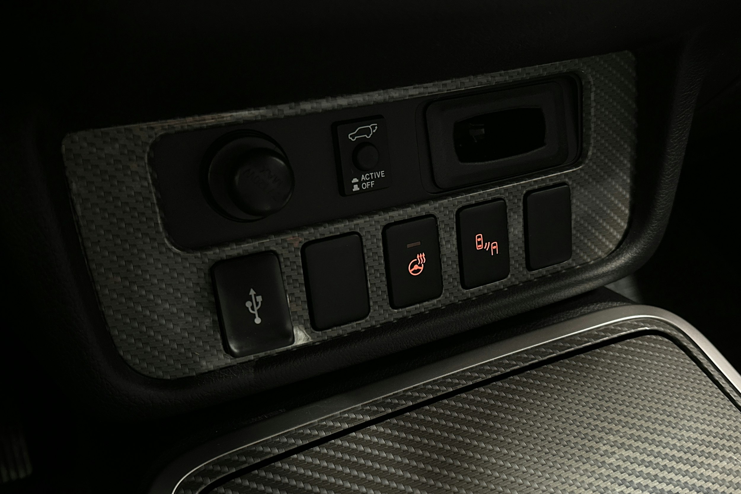 punainen Mitsubishi Outlander PHEV 2019 kuva 28.