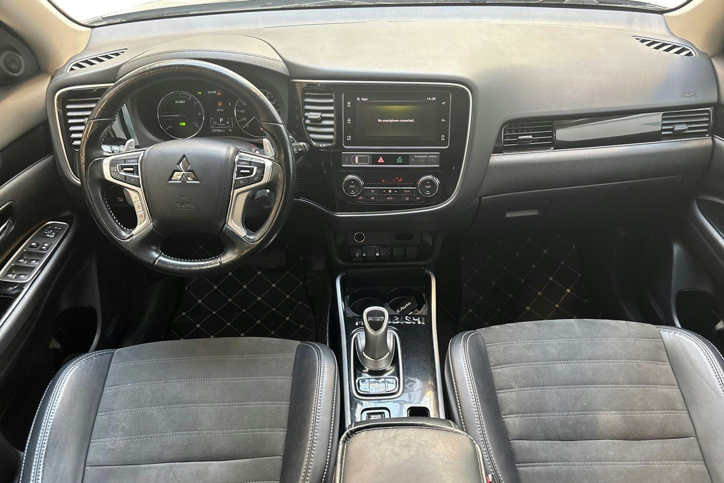 harmaa Mitsubishi Outlander PHEV 2019 kuva 7.