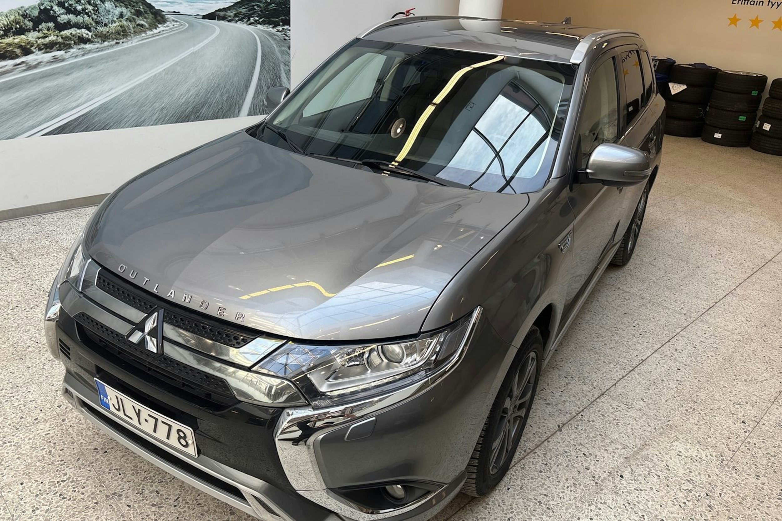 harmaa Mitsubishi Outlander PHEV 2019 kuva 13.