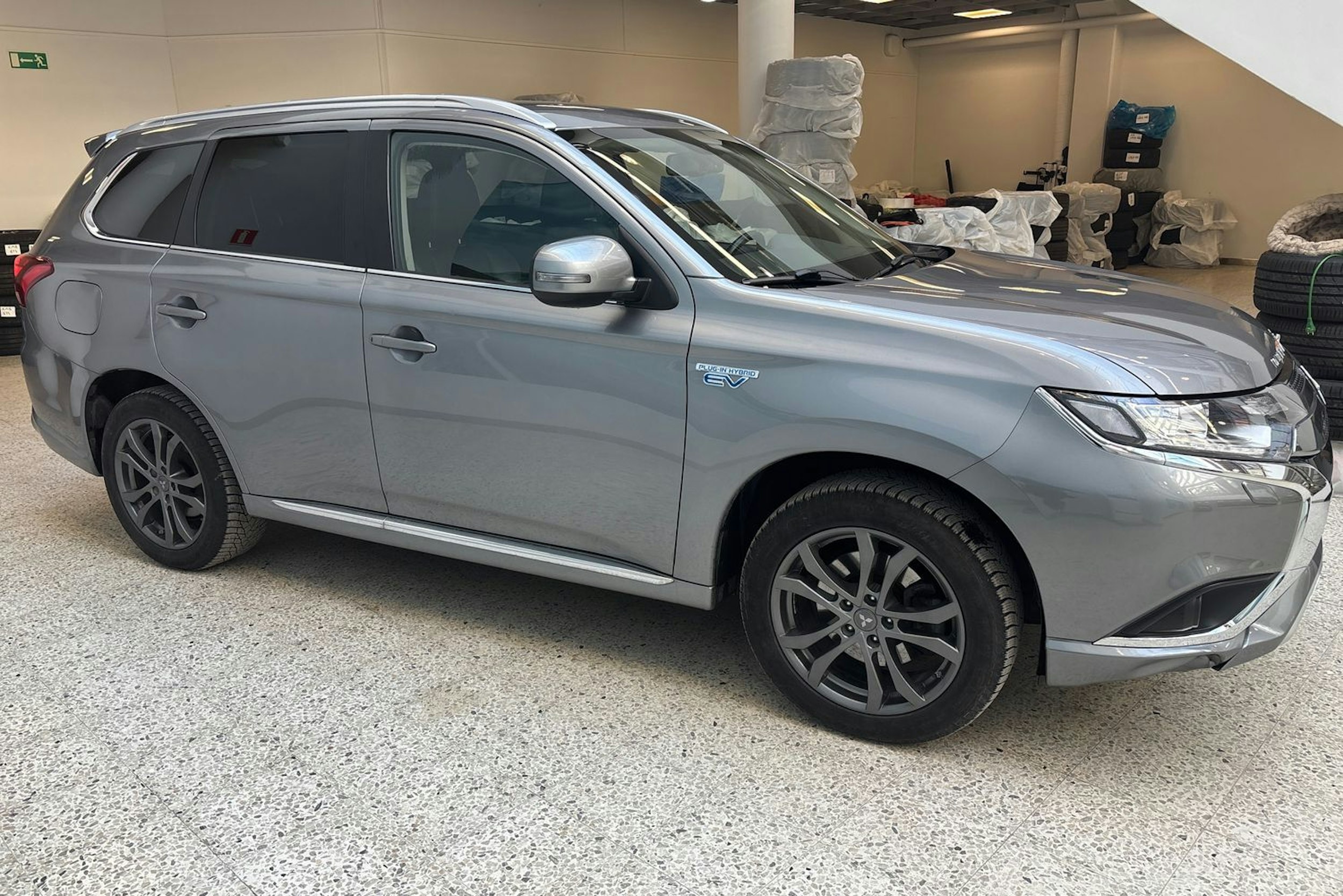 harmaa Mitsubishi Outlander PHEV 2019 kuva 16.
