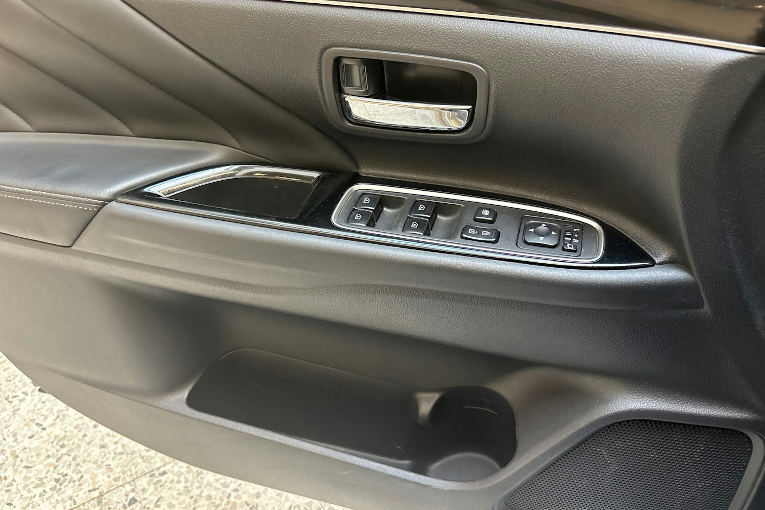 harmaa Mitsubishi Outlander PHEV 2019 kuva 17.