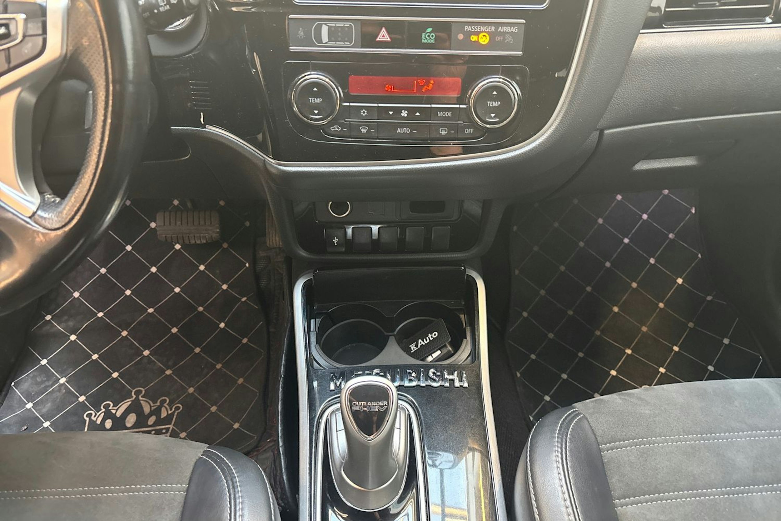 harmaa Mitsubishi Outlander PHEV 2019 kuva 22.