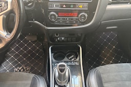 harmaa Mitsubishi Outlander PHEV 2019 kuva 22.