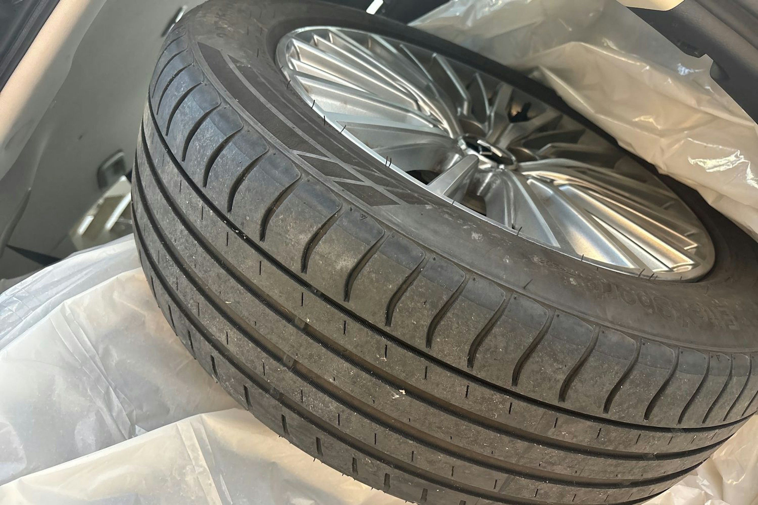 harmaa Mitsubishi Outlander PHEV 2019 kuva 26.