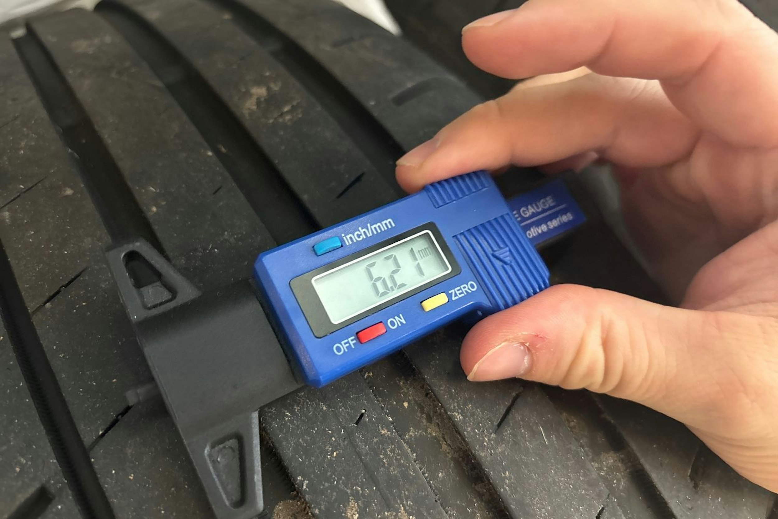 harmaa Mitsubishi Outlander PHEV 2019 kuva 30.