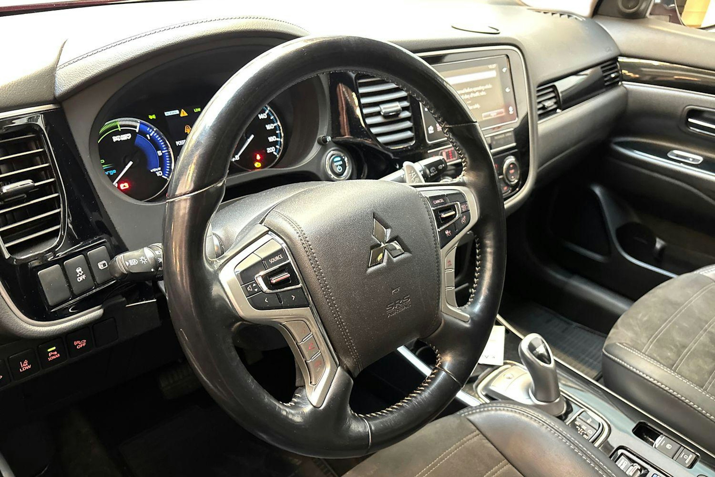 punainen Mitsubishi Outlander PHEV 2019 kuva 7.