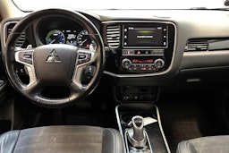 punainen Mitsubishi Outlander PHEV 2019 kuva 9.