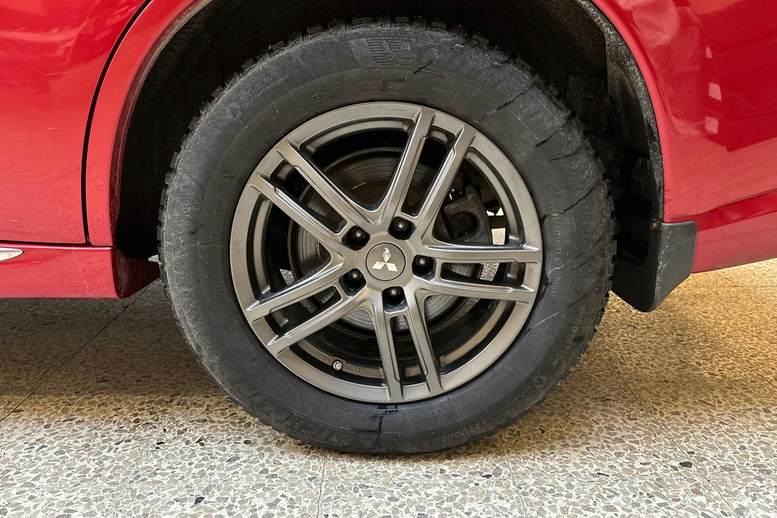 punainen Mitsubishi Outlander PHEV 2019 kuva 13.