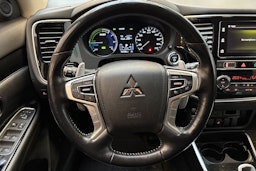 punainen Mitsubishi Outlander PHEV 2019 kuva 15.