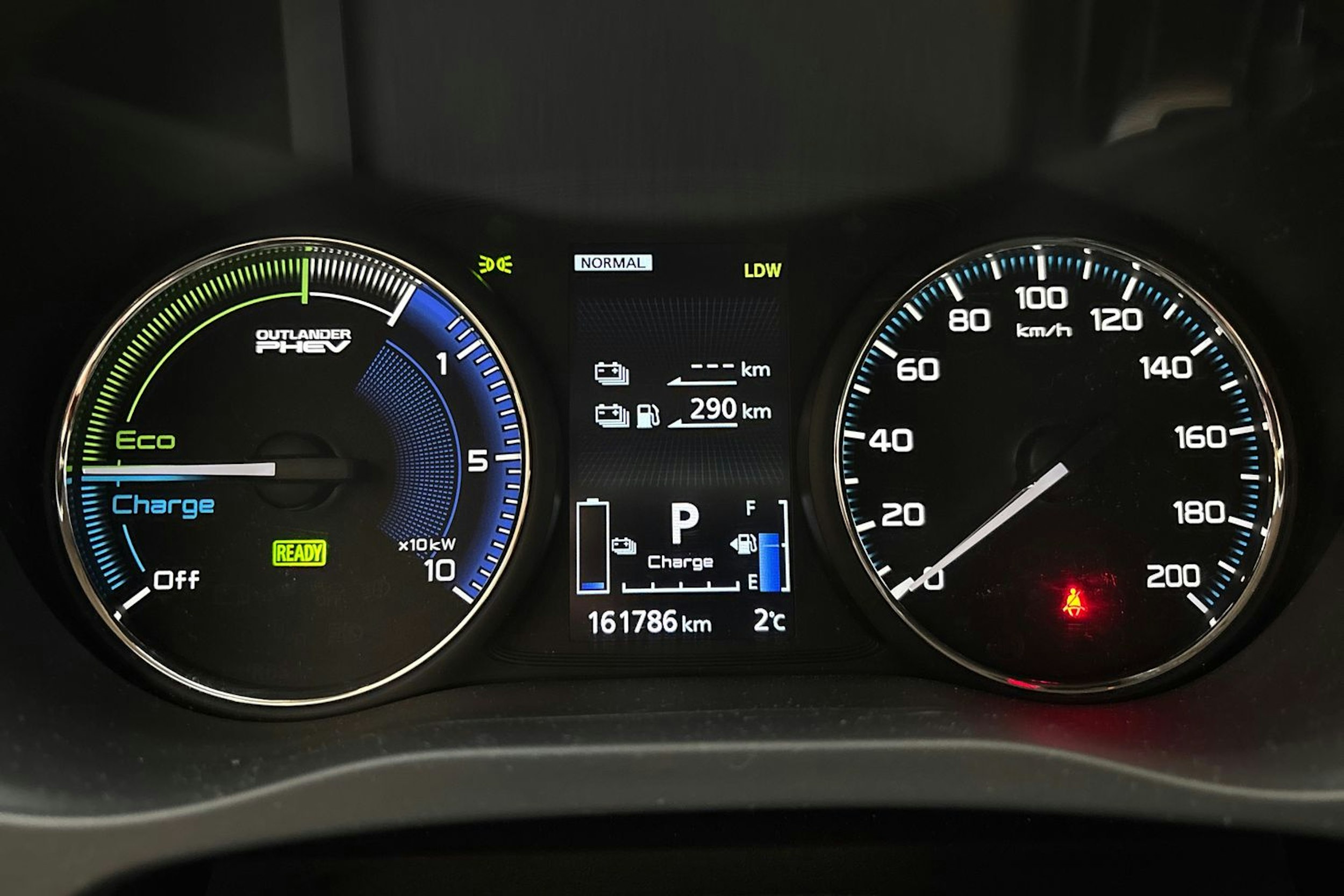 punainen Mitsubishi Outlander PHEV 2019 kuva 16.