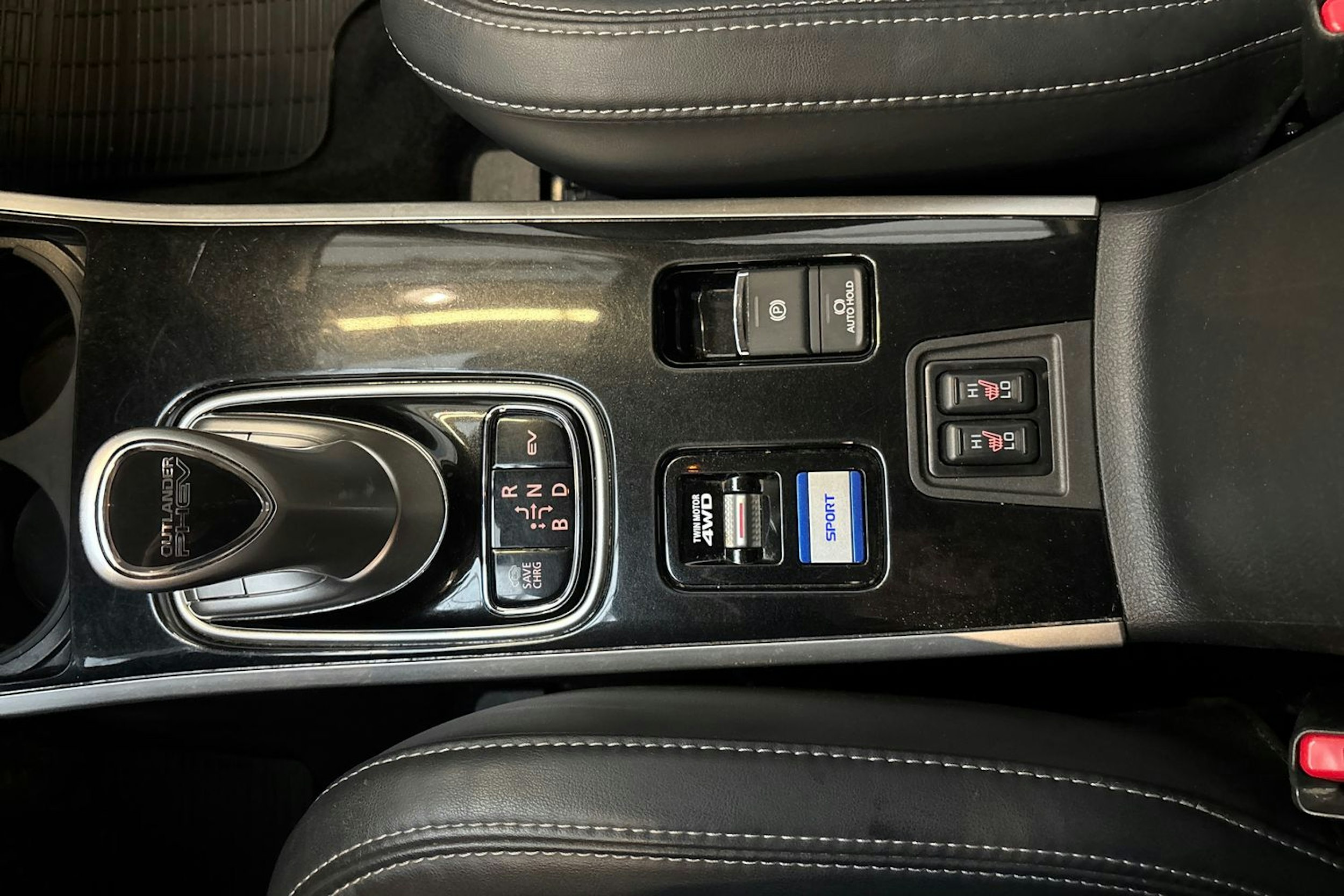 punainen Mitsubishi Outlander PHEV 2019 kuva 18.