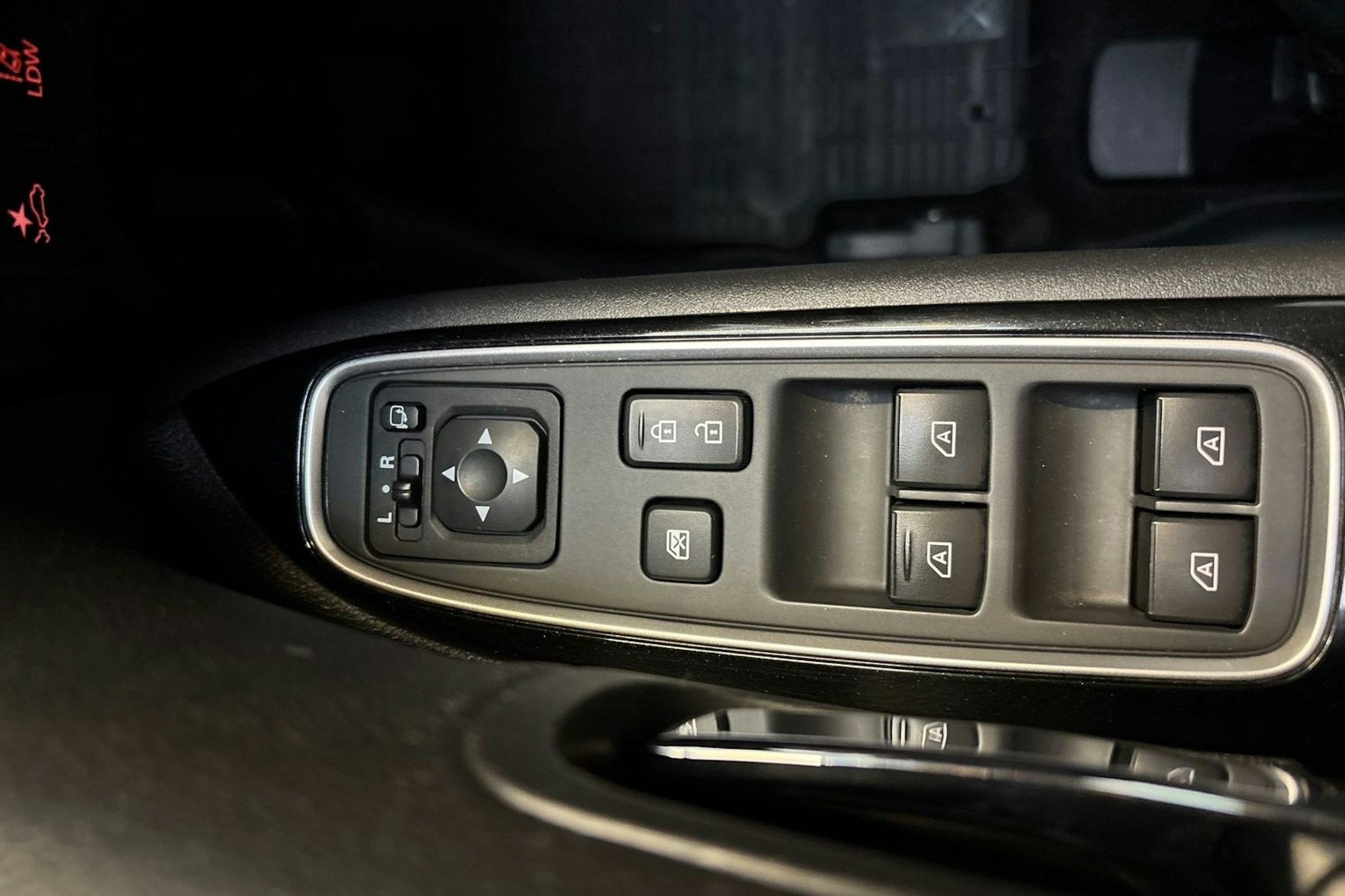 punainen Mitsubishi Outlander PHEV 2019 kuva 22.