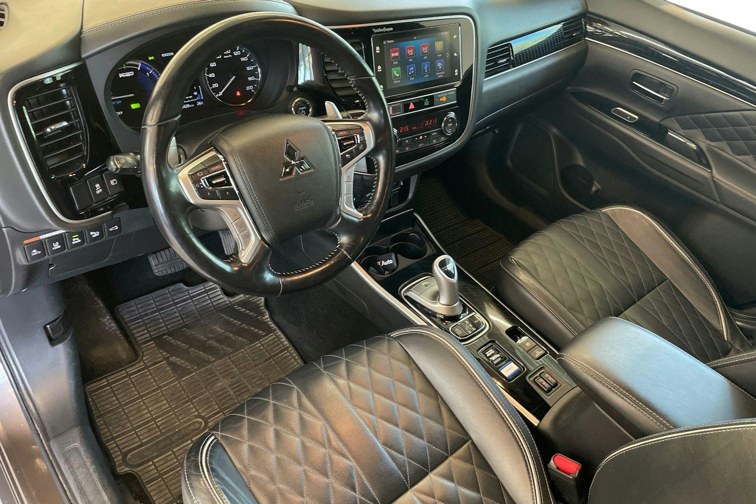 Ruskea (beige) Mitsubishi Outlander PHEV 2019 kuva 7.